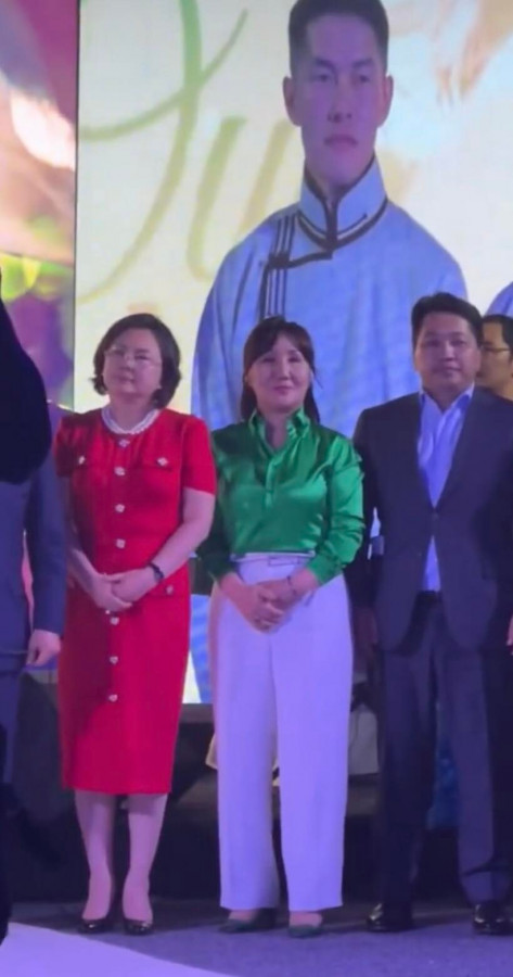 Photo Paparazzi •••  УИХ-н Гишүүн Б.Баярсайханы хүүгийн хуриманд УИХ -н гишүүд чуулжээ