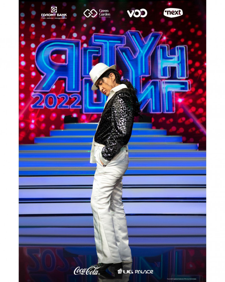 Photo Paparazzi ••• Дуучин Зоригт фенүүддээ гомдсон уу...