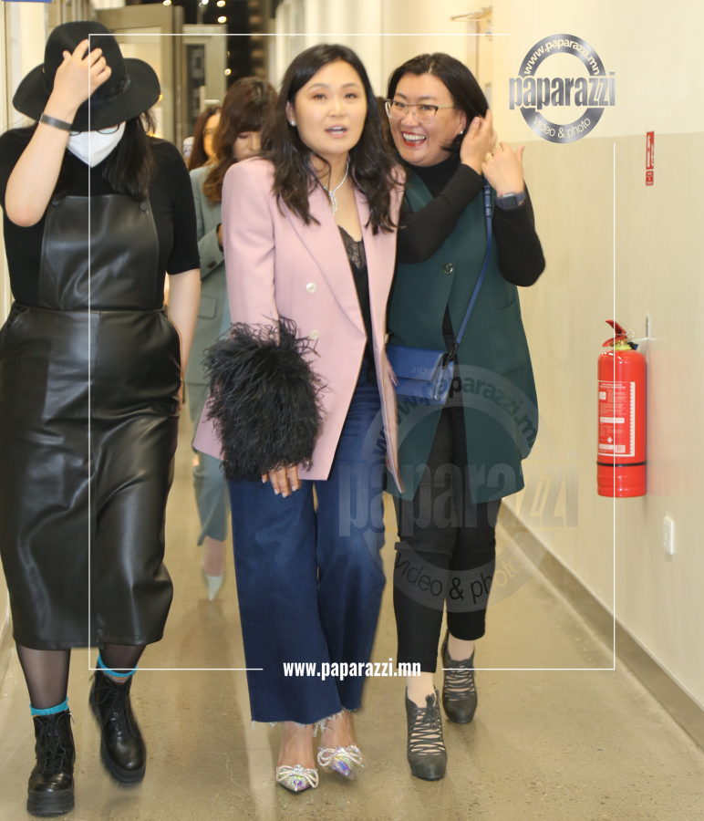 Photo Paparazzi •••ХНХ-ын сайд А.Ариунзаяа , Соёлын сайд Ч.Номин нар Шаркуудтай цуг шоудсан уу...