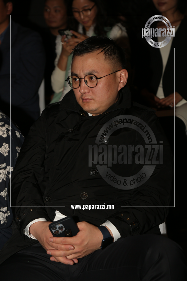 Photo Paparazzi ••• Дуучин Зоригт фенүүддээ гомдсон уу...