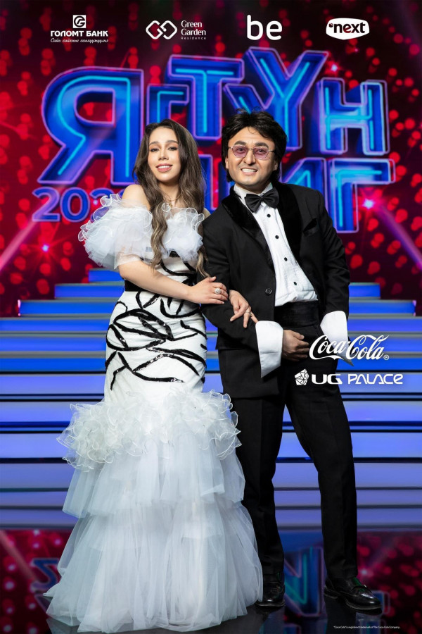 Photo Paparazzi ••• Дуучин Зоригт фенүүддээ гомдсон уу...