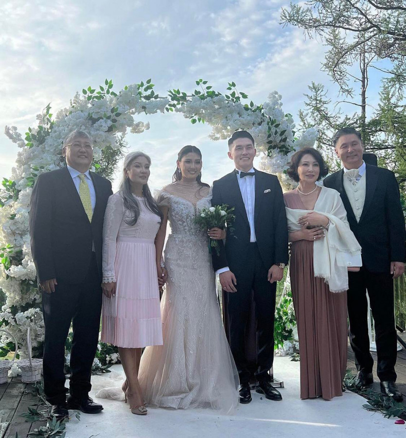 Photo Paparazzi •••  УИХ-н Гишүүн Б.Баярсайханы хүүгийн хуриманд УИХ -н гишүүд чуулжээ