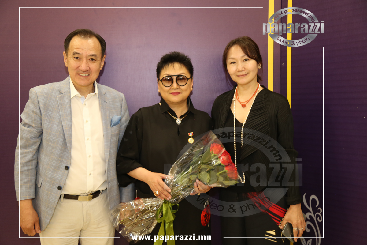 Photo Paparazzi ••• Урлаг улс төрийн зочидтой тоглолт байлаа