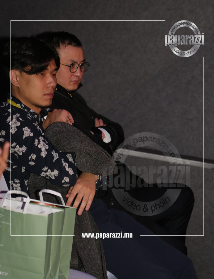 Photo Paparazzi ••• Дуучин Зоригт фенүүддээ гомдсон уу...