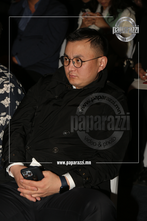 Photo Paparazzi ••• Дуучин Зоригт фенүүддээ гомдсон уу...