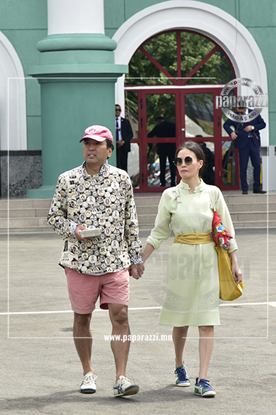 Photo Paparazzi •••Сонгуулиар дээл өмсдөг Гишүүн наадмаар дээлгүй баярлажээ