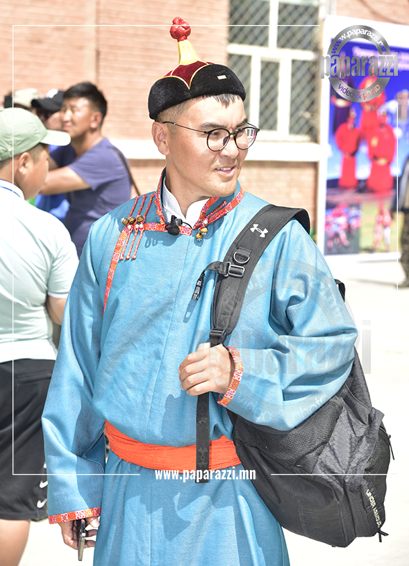 Photo Paparazzi ••• Ширэн зодогны ширээс атгаж тэнхээт эрсийн тоонд багтчихсан л эр дээ ...