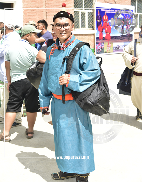 Photo Paparazzi ••• Ширэн зодогны ширээс атгаж тэнхээт эрсийн тоонд багтчихсан л эр дээ ...