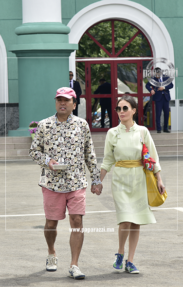 Photo Paparazzi •••Сонгуулиар дээл өмсдөг Гишүүн наадмаар дээлгүй баярлажээ