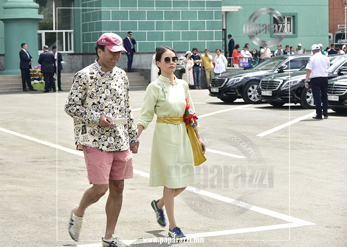 Photo Paparazzi •••Сонгуулиар дээл өмсдөг Гишүүн наадмаар дээлгүй баярлажээ