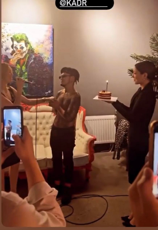 Photo Paparazzi ••• Монголын Урлагийн загварыг 80% баздаг Кадр төрсөн өдрөө тун тансаг тэмдэглэсэн байна