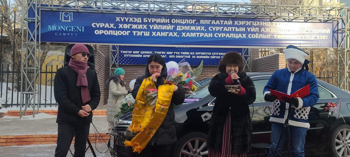 Монгени сургууль шатрын спортын олон улсын мастер багшдаа Toyoto Sai маркийн машин гардуулжээ