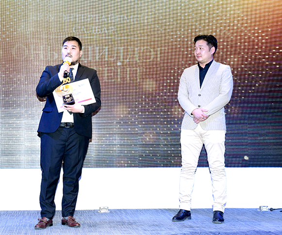 “GRAND AWARDS” наадмын шилдгүүдийг шагналаа