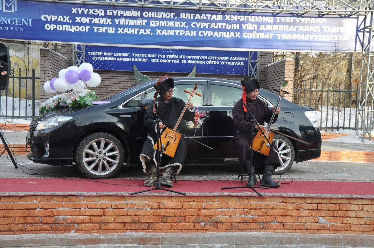 Монгени сургууль шатрын спортын олон улсын мастер багшдаа Toyoto Sai маркийн машин гардуулжээ