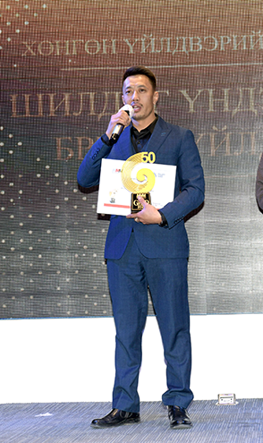 “GRAND AWARDS” наадмын шилдгүүдийг шагналаа