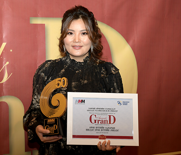 “GRAND AWARDS” наадмын шилдгүүдийг шагналаа