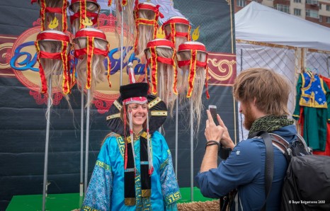 Дээлтэй монголын сурталчилая...