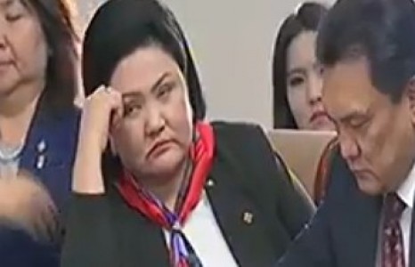 Унтдаг гэх Д.Оюунхорол утнтдаггүй нүдээ олон цавчдаг гэв