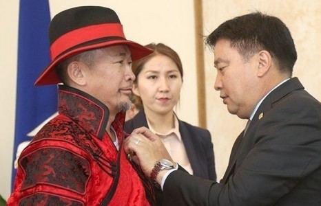 108 иргэнд төрийн дээд одон медаль гардууллаа