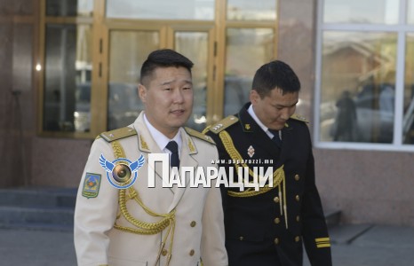 Дуучин, захирал Б.Болдбаатар хошуучийн хувцсаараа гоёжээ