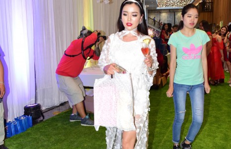 Хайрандаа нялхарч буй П.Шүүдэрцэцэг өнгөлөг явна