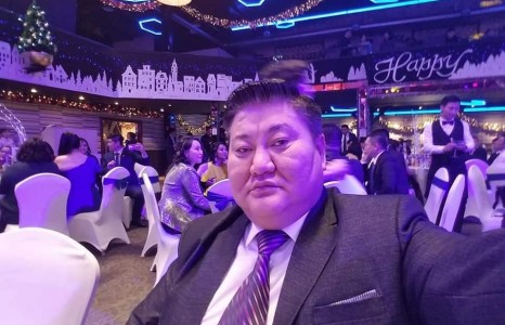Дээлтэй залуу ба соёлжсон даргын элийрэл