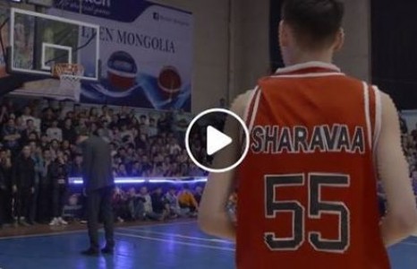 МУГТ Ц.Шаравжамцын Энхийн-Од аавынхаа өмсгөлийг өмсөн аав дээгүүрээ тохсон бичлэг