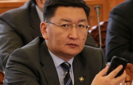 Ерөнхий сайдаа сэлэмээ сугалаачээ