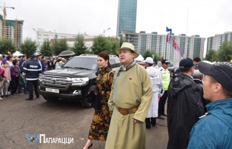 Н.Учрал үзэсгэлэнт гэргийн хамт...