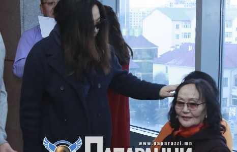 Жүжигчин Г.Ундармаа ачлалт ээжтэйгээ явна