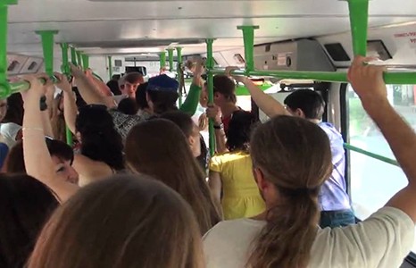 АВТОБУСАНД ӨНДӨР НАСТНУУДАД СУУДАЛ ТАВЬЖ ӨГӨХ ХЭРЭГГҮЙ