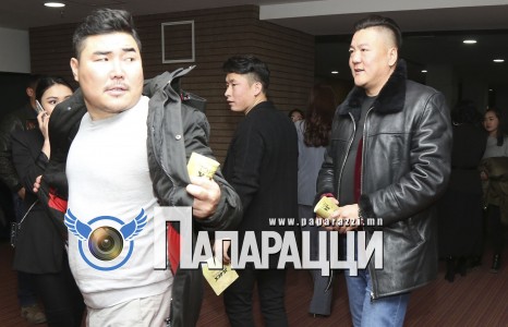 Мөрөөдлийн театрын лаг царайт, базаахгүй царайттайгаа