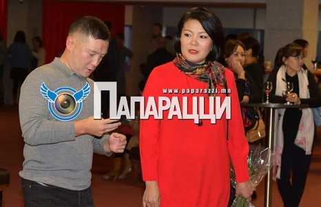 МАН-ыг дагаж дарга болсон Д.Батсүх эхнэртэйгээ энд явна