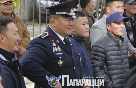 Гарьд Д.Рагчаа “хурандаа” хувцасаараа гангарчээ