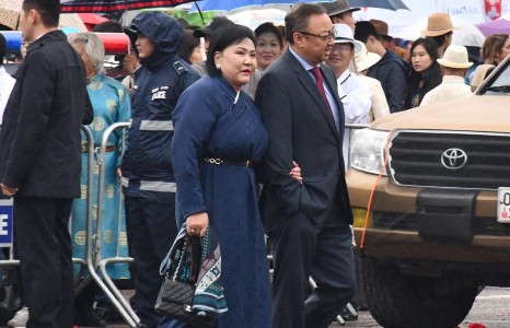 “Унтаахай” гэгддэг гишүүн даруухан явна...