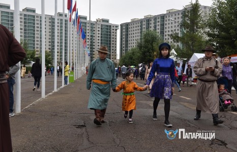 О.Баасанхүү гишүүн хоёр охидоороо гангарав