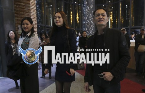 Дэлхийн тайзнаа шилдэглэсэн Мисс Ц.Энхжин аав, ээжийнхээ хамт папараццид...