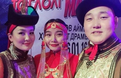 Дуучин Б.Болд, Х.Мөнгөнцэцэг нар цайж хамтдаа наадамлан, дуулж явна