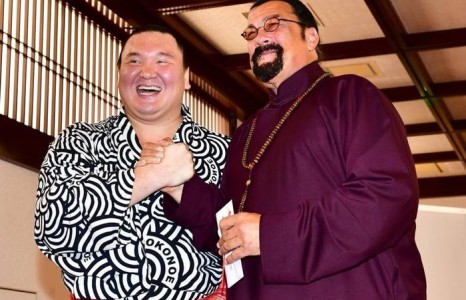 Хакүхо аварга Стивен Сигалд хишиг хүртээв