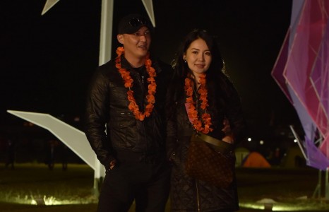 А.Чингүүн хос цэцгэн эрхээр амрагтайгаа гангарав