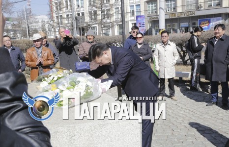 С.Зориг агсны хөшөөнд цэцэг өргөхөд АН-аас С.Эрдэнэ ганцаараа ирлээ