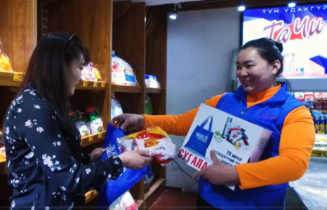 Ухаалаг хэрэглэгч хөтөлбөрийн хүрээнд Улаанбаатар марафонд ирсэн хэрэглэгчдэд даавуун тор тараана