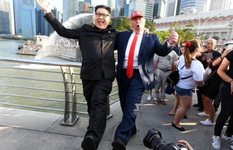 ХУУРАМЧ ТРАМП, КИМ НАР СИНГАПУРТ ТҮРҮҮЛЖ УУЛЗЖЭЭ