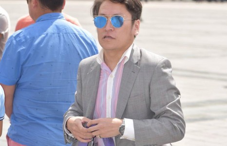 Зангиагаа зүүх завгүй яваа жүжигчин Р.Баттогтох