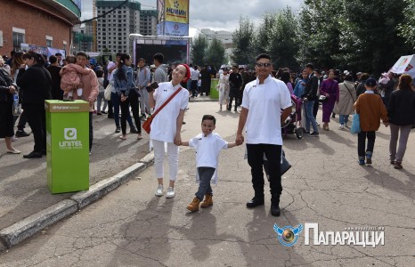 Жүжигчин О.Дөлгөөн гэр бүлийн хамтаар...