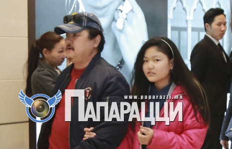 Жүжигчин Н.Онон өөртэй нь дэндүү адилхан охиноороо гангарав