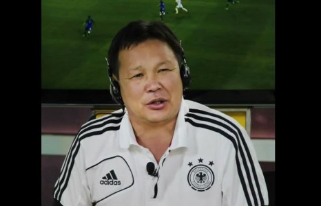 Хөгжилтэй яриагаар залуусыг араасаа дагуулсан эр