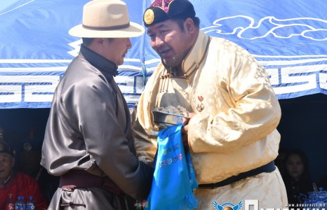 “Бөх билэгт” дэвжээ Ч.Санжаадамба аваргад хүндэтгэл үзүүлэв