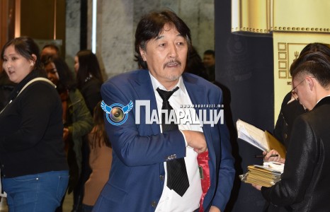 Удам залгах хүүгээ урагш гишгүүлж буй МУГЖ О.Бат-Өлзий