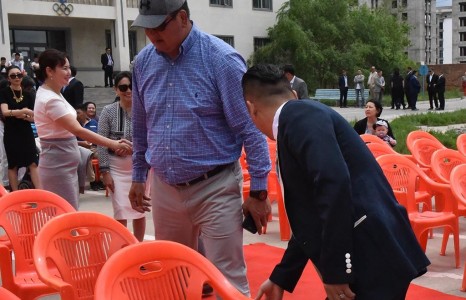 Нэр хугараагүй аварга хүндлүүлсээр явна